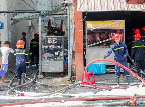 Cháy quán cơm ở quận 1, nghi do rò rỉ khí gas - Ảnh 5. Cháy quán cơm ở quận 1, nghi do rò rỉ khí gas - Ảnh 5.