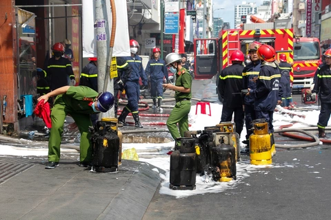 Cháy quán cơm ở quận 1, nghi do rò rỉ khí gas - Ảnh 1. Cháy quán cơm ở quận 1, nghi do rò rỉ khí gas - Ảnh 1.