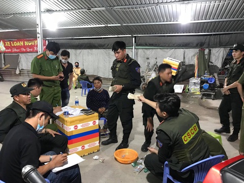 Vợ chồng Loan cá bắt tiểu thương cống nạp tiền ra sao? - Ảnh 5. Vợ chồng Loan cá bắt tiểu thương cống nạp tiền ra sao? - Ảnh 5.