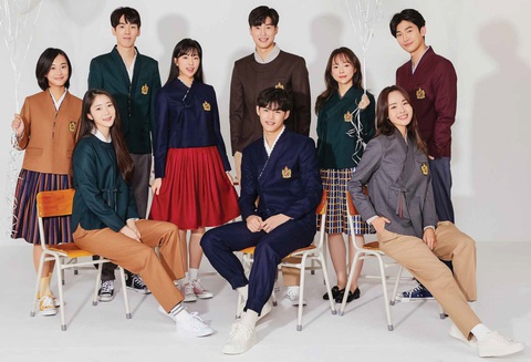 Hàn Quốc triển khai thí điểm đồng phục Hanbok cho học sinh trung học - Ảnh 1. Hàn Quốc triển khai thí điểm đồng phục Hanbok cho học sinh trung học - Ảnh 1.