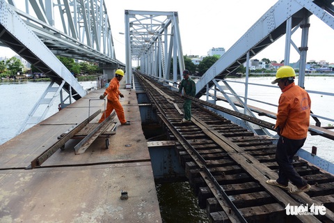 Tháo cầu sắt Bình Lợi 118 tuổi, giữ lại 2 nhịp để bảo tồn - Ảnh 1. Tháo cầu sắt Bình Lợi 118 tuổi, giữ lại 2 nhịp để bảo tồn - Ảnh 1.