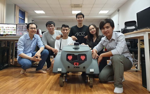 Bạn trẻ ở TP.HCM làm robot nhắc nhở người không đeo khẩu trang - Ảnh 1. Bạn trẻ ở TP.HCM làm robot nhắc nhở người không đeo khẩu trang - Ảnh 1.