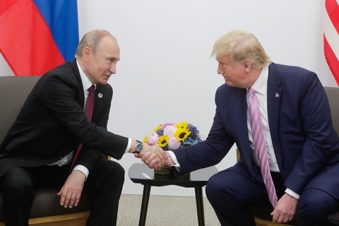 Nga đang lúc khó khăn, ông Trump nói sẽ gửi máy thở - Ảnh 1. Nga đang lúc khó khăn, ông Trump nói sẽ gửi máy thở - Ảnh 1.
