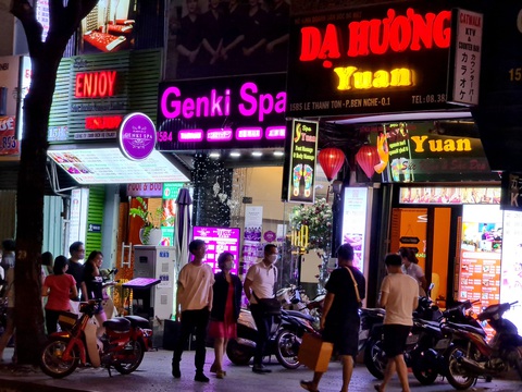 Những phố đêm ở Sài Gòn ‘xập xình’ trở lại đón... khách ta - Ảnh 5. Những phố đêm ở Sài Gòn ‘xập xình’ trở lại đón... khách ta - Ảnh 5.