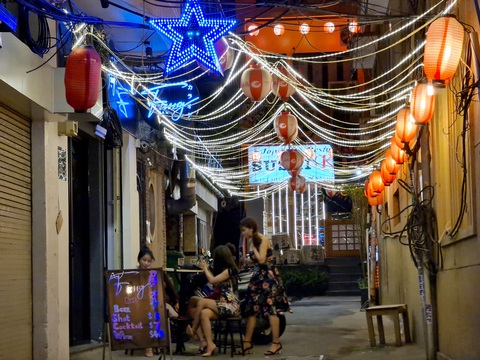 Những phố đêm ở Sài Gòn ‘xập xình’ trở lại đón... khách ta - Ảnh 6. Những phố đêm ở Sài Gòn ‘xập xình’ trở lại đón... khách ta - Ảnh 6.