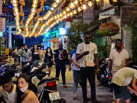 Những phố đêm ở Sài Gòn ‘xập xình’ trở lại đón... khách ta - Ảnh 2. Những phố đêm ở Sài Gòn ‘xập xình’ trở lại đón... khách ta - Ảnh 2.