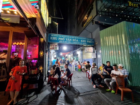 Những phố đêm ở Sài Gòn ‘xập xình’ trở lại đón... khách ta - Ảnh 12. Những phố đêm ở Sài Gòn ‘xập xình’ trở lại đón... khách ta - Ảnh 12.