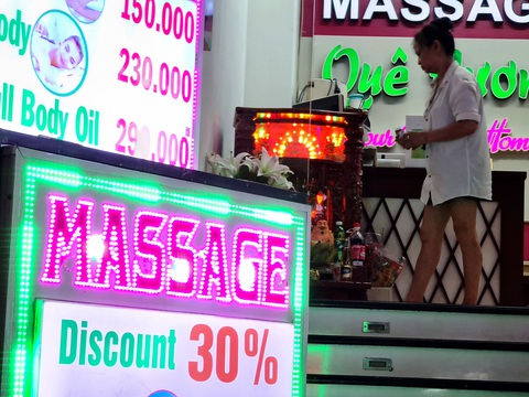 Những phố đêm ở Sài Gòn ‘xập xình’ trở lại đón... khách ta - Ảnh 7. Những phố đêm ở Sài Gòn ‘xập xình’ trở lại đón... khách ta - Ảnh 7.