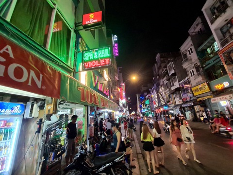 Những phố đêm ở Sài Gòn ‘xập xình’ trở lại đón... khách ta - Ảnh 11. Những phố đêm ở Sài Gòn ‘xập xình’ trở lại đón... khách ta - Ảnh 11.