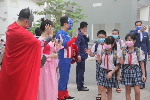Siêu anh hùng, nàng Bạch Tuyết... đón học trò trở lại trường - Ảnh 1. Siêu anh hùng, nàng Bạch Tuyết... đón học trò trở lại trường - Ảnh 1.