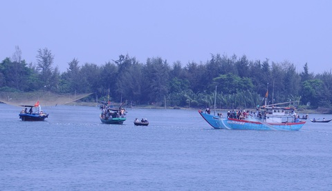Nạn nhân sống sót bàng hoàng kể lại vụ lật ghe trên sông Thu Bồn - Ảnh 1. Nạn nhân sống sót bàng hoàng kể lại vụ lật ghe trên sông Thu Bồn - Ảnh 1.