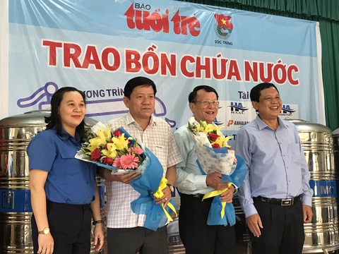 Mang bồn về, tui đặt chỗ đẹp, may vải phủ che bụi - Ảnh 2. Mang bồn về, tui đặt chỗ đẹp, may vải phủ che bụi - Ảnh 2.
