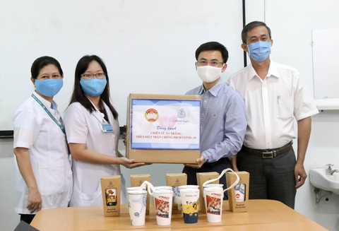 Công ty Minh Long I tặng 3.000 ly sứ mang thông điệp phòng, chống COVID-19 cho y, bác sĩ - Ảnh 1. Công ty Minh Long I tặng 3.000 ly sứ mang thông điệp phòng, chống COVID-19 cho y, bác sĩ - Ảnh 1.