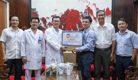 Công ty Minh Long I tặng 3.000 ly sứ mang thông điệp phòng, chống COVID-19 cho y, bác sĩ - Ảnh 2. Công ty Minh Long I tặng 3.000 ly sứ mang thông điệp phòng, chống COVID-19 cho y, bác sĩ - Ảnh 2.