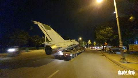 Máy bay, xe tăng rời bảo tàng đi trên phố đêm ở Huế đến địa điểm mới - Ảnh 10. Máy bay, xe tăng rời bảo tàng đi trên phố đêm ở Huế đến địa điểm mới - Ảnh 10.