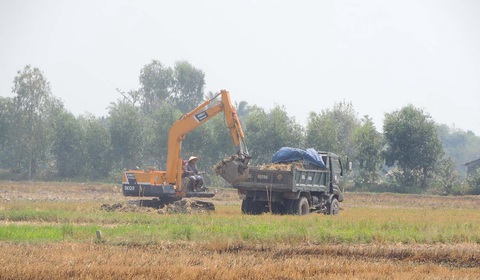 Nông dân bán lớp đất mặt ruộng: Thiệt hại lâu dài! - Ảnh 1. Nông dân bán lớp đất mặt ruộng: Thiệt hại lâu dài! - Ảnh 1.