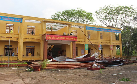 Một cơn mưa dông đêm, 1 người chết, 14 người bị thương - Ảnh 1. Một cơn mưa dông đêm, 1 người chết, 14 người bị thương - Ảnh 1.