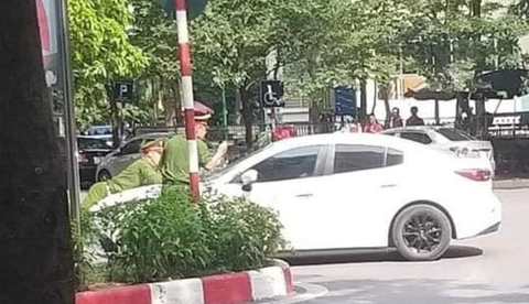 Khởi tố người lái Mazda bỏ chạy hất chiến sĩ công an lên nắp capô - Ảnh 1. Khởi tố người lái Mazda bỏ chạy hất chiến sĩ công an lên nắp capô - Ảnh 1.