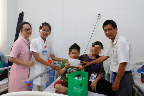 Phó chủ tịch nước Đặng Thị Ngọc Thịnh tặng sữa cho thiếu nhi Quảng Nam - Ảnh 2. Phó chủ tịch nước Đặng Thị Ngọc Thịnh tặng sữa cho thiếu nhi Quảng Nam - Ảnh 2.
