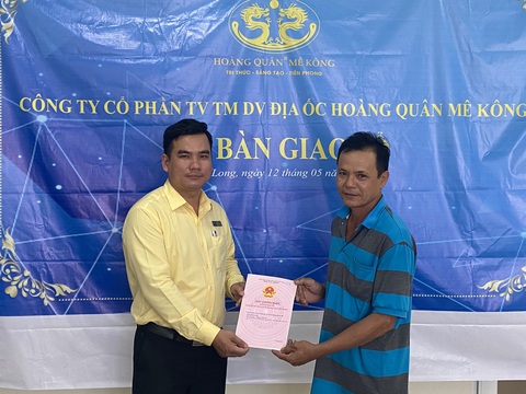 Hoàng Quân Mê Kông bàn giao sổ đỏ cho khách hàng - Ảnh 1. Hoàng Quân Mê Kông bàn giao sổ đỏ cho khách hàng - Ảnh 1.