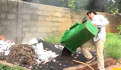 Bọ đậu đen tấn công trường học, gom được cả tấn - Ảnh 7. Bọ đậu đen tấn công trường học, gom được cả tấn - Ảnh 7.