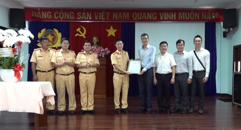Bệnh viện cảm ơn CSGT hộ tống lá gan từ sân bay kịp ghép cho bệnh nhân - Ảnh 1. Bệnh viện cảm ơn CSGT hộ tống lá gan từ sân bay kịp ghép cho bệnh nhân - Ảnh 1.