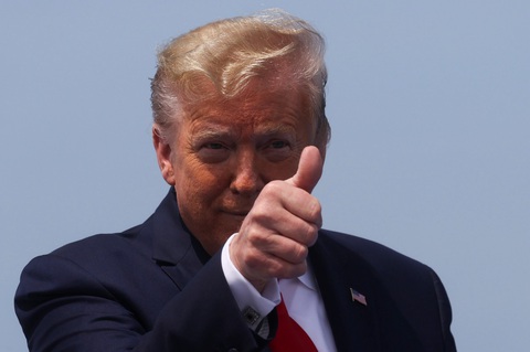 Ông Trump phải xuống hầm trú ẩn khi người biểu tình vây Nhà Trắng - Ảnh 1. Ông Trump phải xuống hầm trú ẩn khi người biểu tình vây Nhà Trắng - Ảnh 1.