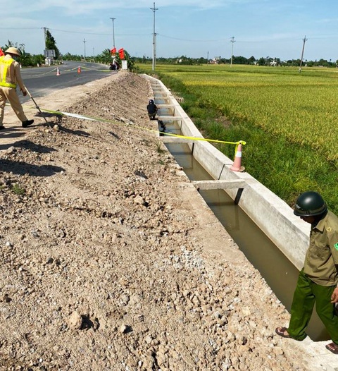 Phát hiện thi thể người đàn ông dưới kênh nội đồng đang thi công - Ảnh 1. Phát hiện thi thể người đàn ông dưới kênh nội đồng đang thi công - Ảnh 1.