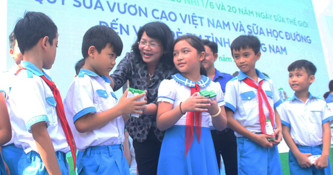 Phó chủ tịch nước Đặng Thị Ngọc Thịnh tặng sữa cho thiếu nhi Quảng Nam - Ảnh 1. Phó chủ tịch nước Đặng Thị Ngọc Thịnh tặng sữa cho thiếu nhi Quảng Nam - Ảnh 1.