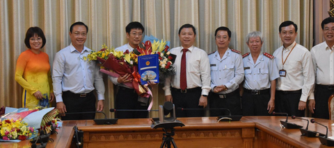 TP.HCM: ông Trần Thanh Tùng làm chủ tịch UBND quận 8 - Ảnh 1. TP.HCM: ông Trần Thanh Tùng làm chủ tịch UBND quận 8 - Ảnh 1.