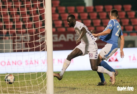 Ngoại binh rời Hà Nội FC về Quảng Nam, tái hiện thương vụ lạ kỳ Hoàng Vũ Samson - Ảnh 2. Ngoại binh rời Hà Nội FC về Quảng Nam, tái hiện thương vụ lạ kỳ Hoàng Vũ Samson - Ảnh 2.
