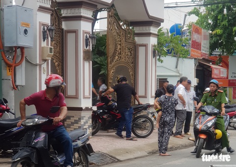 Nghi phạm giết người trong căn nhà 3 tầng ở Hóc Môn ra đầu thú - Ảnh 1. Nghi phạm giết người trong căn nhà 3 tầng ở Hóc Môn ra đầu thú - Ảnh 1.