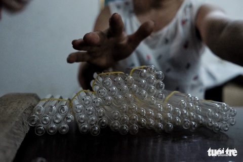 Đỏ lửa giữ nghề thổi thủy tinh ở thủ đô - Ảnh 10. Đỏ lửa giữ nghề thổi thủy tinh ở thủ đô - Ảnh 10.