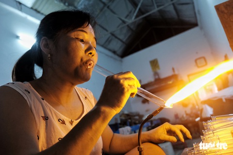 Đỏ lửa giữ nghề thổi thủy tinh ở thủ đô - Ảnh 8. Đỏ lửa giữ nghề thổi thủy tinh ở thủ đô - Ảnh 8.