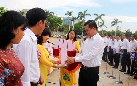 Bà Rịa - Vũng Tàu biểu dương công chức tiêu biểu trong lễ chào cờ hằng tháng - Ảnh 1. Bà Rịa - Vũng Tàu biểu dương công chức tiêu biểu trong lễ chào cờ hằng tháng - Ảnh 1.