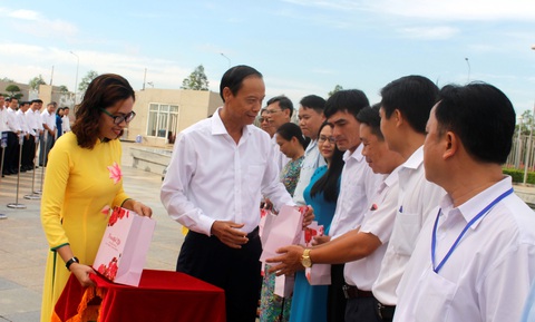 Bà Rịa - Vũng Tàu biểu dương công chức tiêu biểu trong lễ chào cờ hằng tháng - Ảnh 2. Bà Rịa - Vũng Tàu biểu dương công chức tiêu biểu trong lễ chào cờ hằng tháng - Ảnh 2.