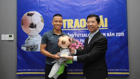 Sau cách ly, Phạm Đức Hòa mới nhận Quả bóng đồng futsal 2019 - Ảnh 1. Sau cách ly, Phạm Đức Hòa mới nhận Quả bóng đồng futsal 2019 - Ảnh 1.
