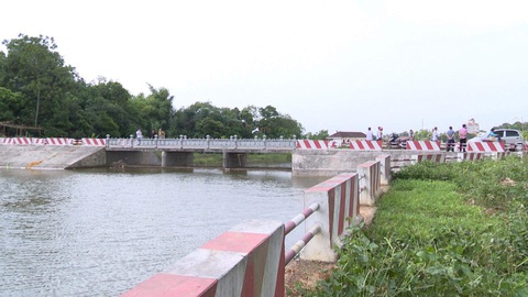 Trời nóng rủ nhau đi tắm hồ Mẫu, 2 em nhỏ chết đuối - Ảnh 1. Trời nóng rủ nhau đi tắm hồ Mẫu, 2 em nhỏ chết đuối - Ảnh 1.