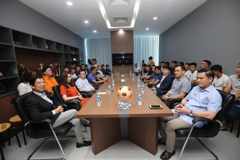Sau cách ly, Phạm Đức Hòa mới nhận Quả bóng đồng futsal 2019 - Ảnh 2. Sau cách ly, Phạm Đức Hòa mới nhận Quả bóng đồng futsal 2019 - Ảnh 2.