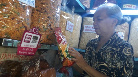 Tiểu thương chợ Sài Gòn tậu máy POS cà thẻ, xài ví điện tử - Ảnh 1. Tiểu thương chợ Sài Gòn tậu máy POS cà thẻ, xài ví điện tử - Ảnh 1.