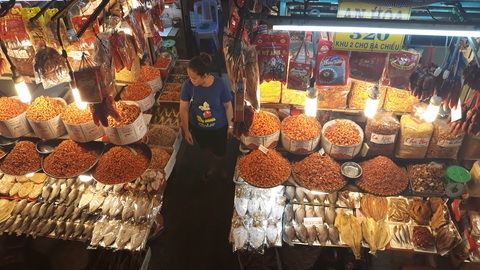 Tiểu thương chợ Sài Gòn tậu máy POS cà thẻ, xài ví điện tử - Ảnh 2. Tiểu thương chợ Sài Gòn tậu máy POS cà thẻ, xài ví điện tử - Ảnh 2.