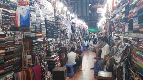 Tiểu thương U60, U70 sành điệu xài ví điện tử, chuyển khoản online - Ảnh 1.