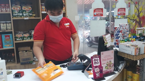 Tiểu thương U60, U70 sành điệu xài ví điện tử, chuyển khoản online - Ảnh 3.