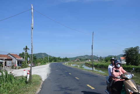 Dây điện rơi chết người, chính quyền và ngành điện nói không có trách nhiệm - Ảnh 2. Dây điện rơi chết người, chính quyền và ngành điện nói không có trách nhiệm - Ảnh 2.