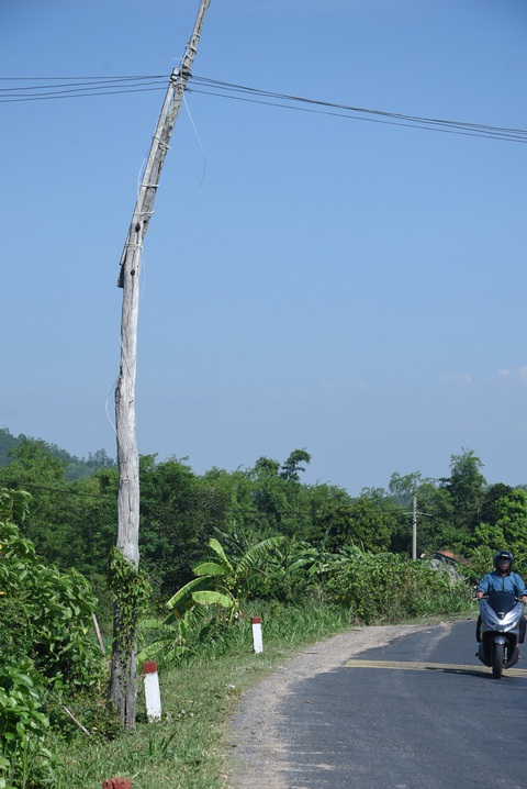 Dây điện rơi chết người, chính quyền và ngành điện nói không có trách nhiệm - Ảnh 3. Dây điện rơi chết người, chính quyền và ngành điện nói không có trách nhiệm - Ảnh 3.