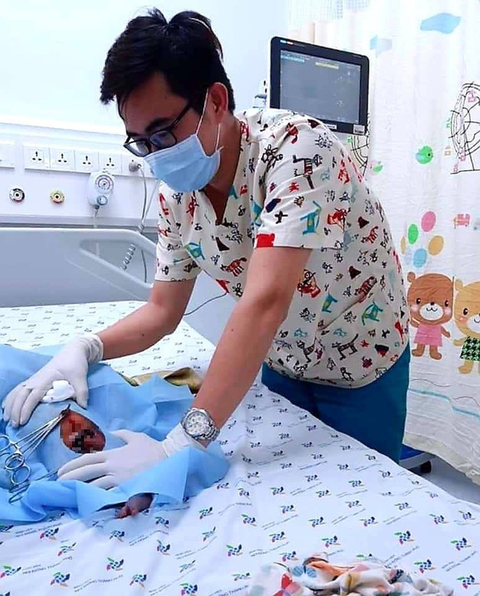 Lại một bé trai chưa cắt rốn bị bỏ rơi ở hố ga tại TP.HCM - Ảnh 2. Lại một bé trai chưa cắt rốn bị bỏ rơi ở hố ga tại TP.HCM - Ảnh 2.