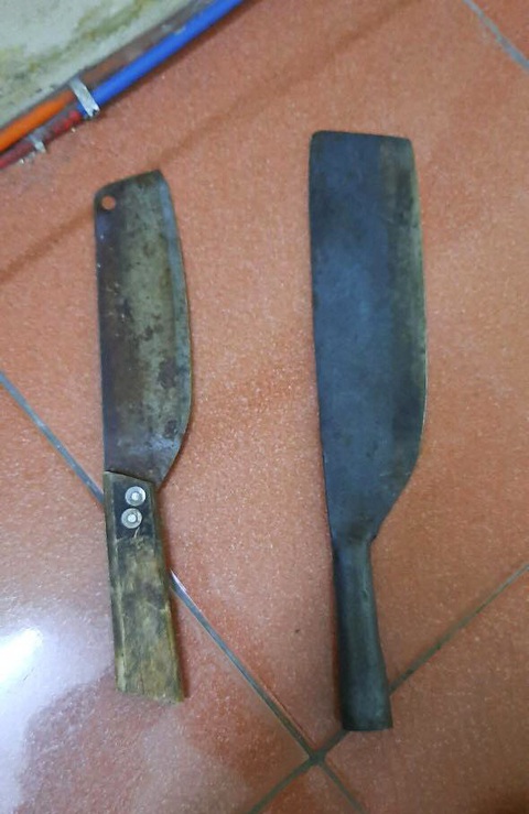 Khống chế kẻ ngáo đá cầm dao, ôm bát hương cố thủ trong nhà dân - Ảnh 2. Khống chế kẻ ngáo đá cầm dao, ôm bát hương cố thủ trong nhà dân - Ảnh 2.