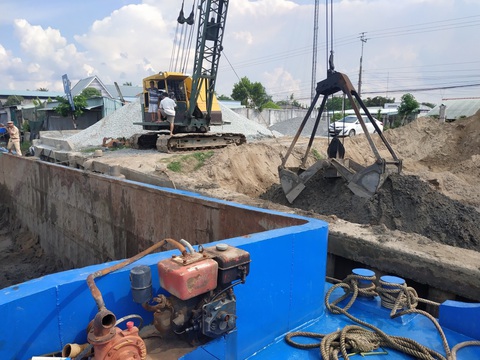 Bắt quả tang Công ty thủy sản Vĩnh Long khai thác cát trái phép trên sông Tiền - Ảnh 2. Bắt quả tang Công ty thủy sản Vĩnh Long khai thác cát trái phép trên sông Tiền - Ảnh 2.