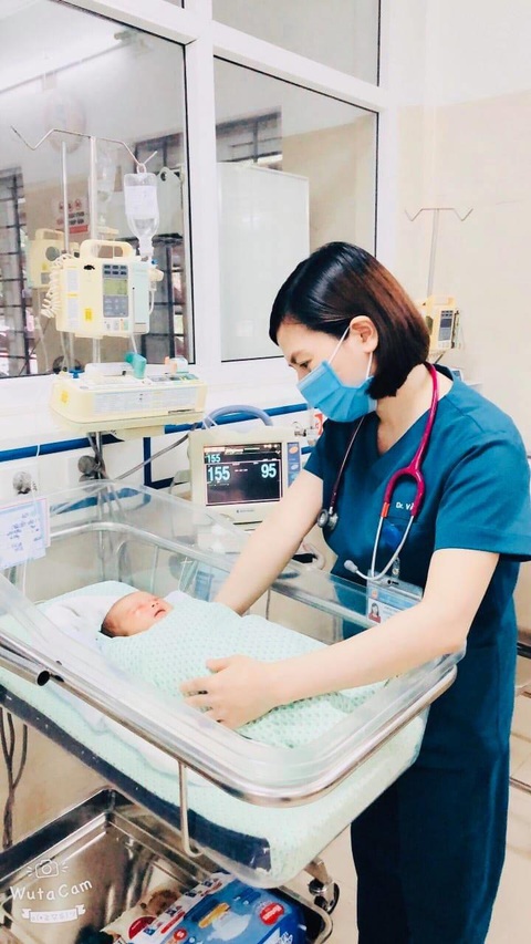 Bé sơ sinh bị bỏ rơi đã ở ngoài trời không quần áo, không ăn uống hơn 40 giờ - Ảnh 1. Bé sơ sinh bị bỏ rơi đã ở ngoài trời không quần áo, không ăn uống hơn 40 giờ - Ảnh 1.