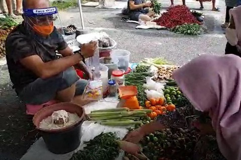 Quan chức Indonesia giả làm người bán rau để dạy dân giữ giãn cách xã hội - Ảnh 1. Quan chức Indonesia giả làm người bán rau để dạy dân giữ giãn cách xã hội - Ảnh 1.